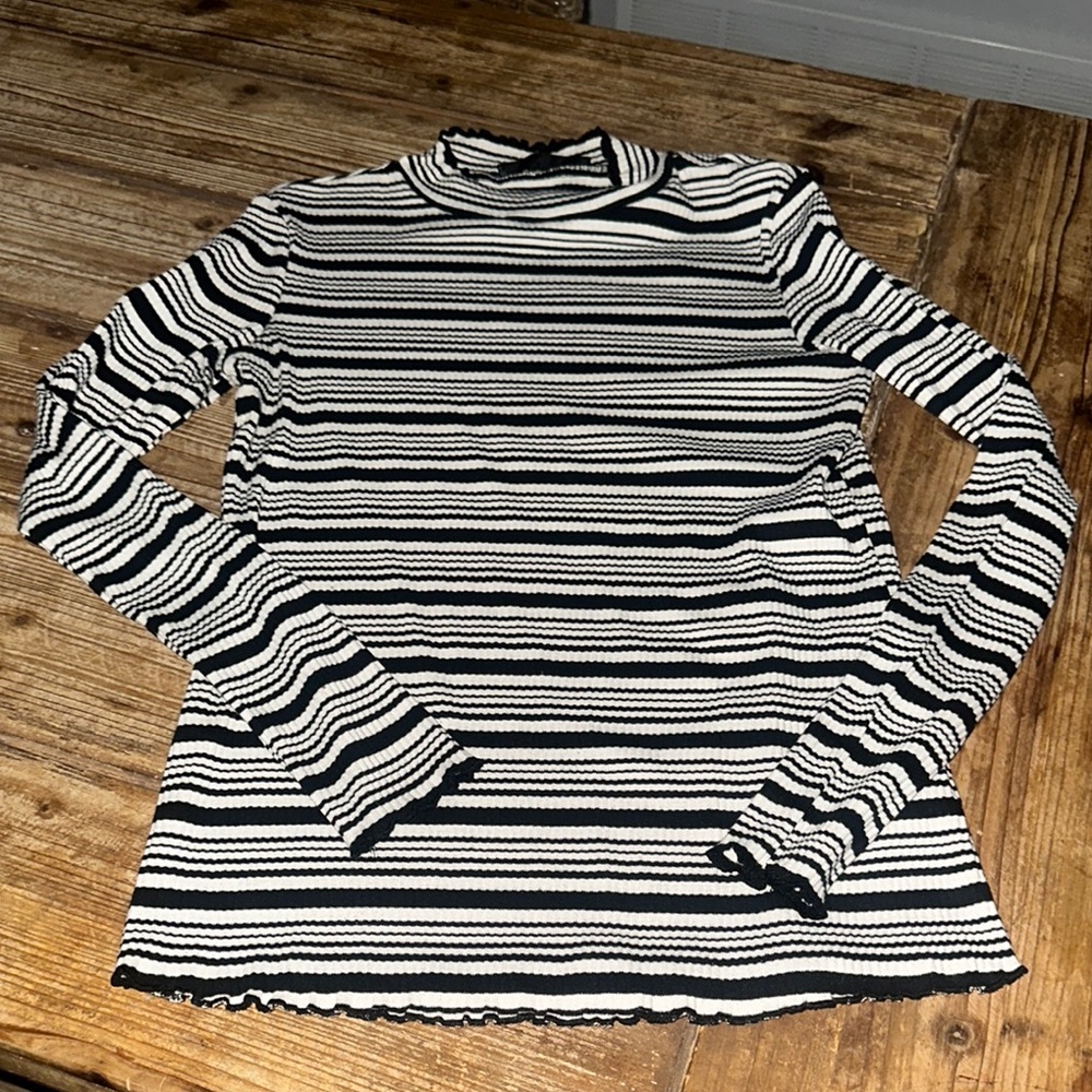 Doe & Rae White and Black Ribbed Long Sleeve Blouse